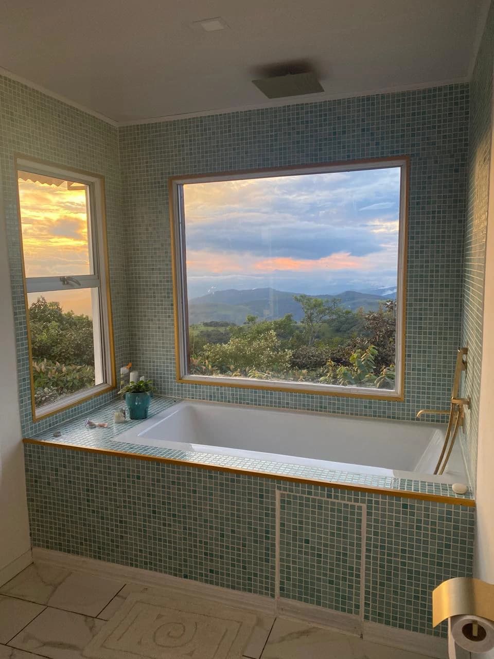 Ecofriendly container home, top views of La Lindora Monteverde LN0525: Elevated Eco-Luxury: Off-Grid Container Home with Panoramic Forest Views in Monteverde, La Lindora. - photo 8