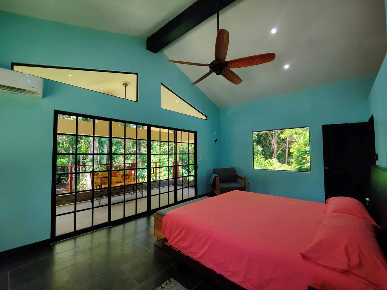 Penshurt Riverside Oasis: Stunning Riverside Property with 2-Bedroom Home and Additional Apartment - photo 8