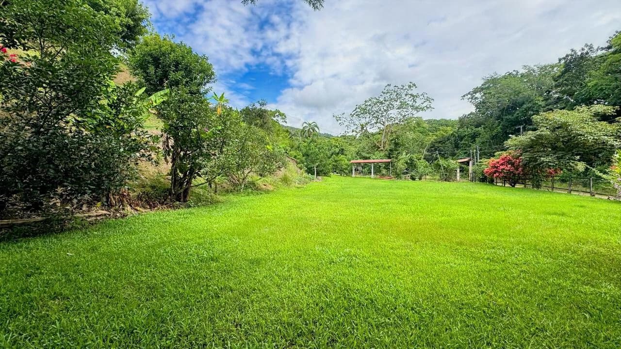 Charming Hardwood Cabin with Fruit Garden Near San Isidro - photo 55