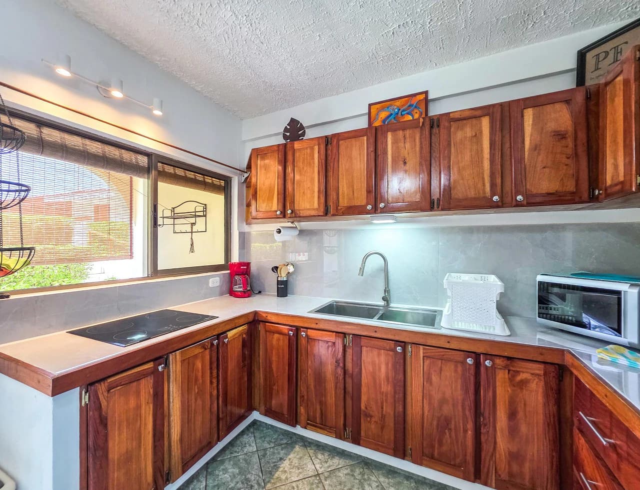 Prime Location 1bed 1bath Condo, Steps From Samara Beach - photo 5