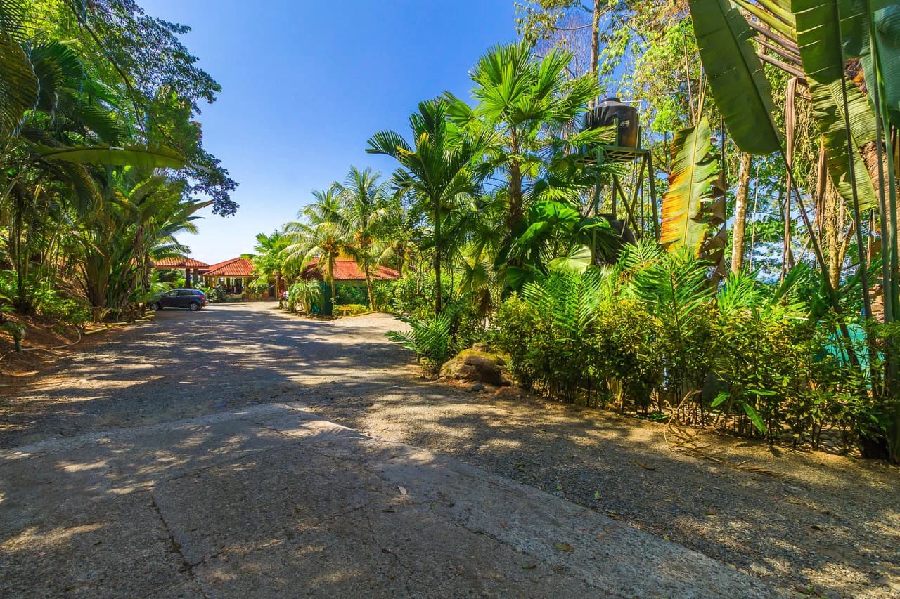 Popular 20-room Boutique hotel /retreat. Stunning ocean views - photo 35