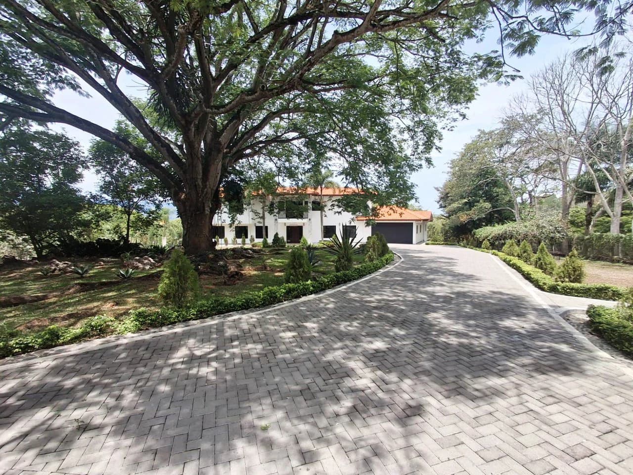 Move - In Ready Mansion: Impressive Luxury Smart Home with Pool