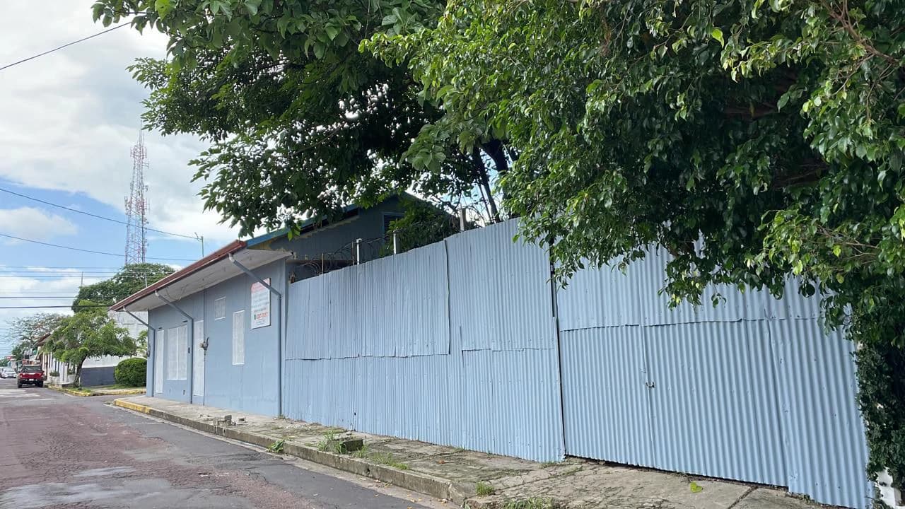 Property for rent or sale in the center of Liberia 2 houses with 350 m², 2 big living rooms, 7 rooms, a garden, and 9 parking lots - photo 29