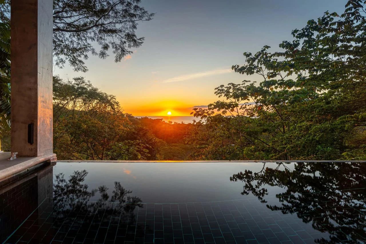 Casa Moon Diablo: Iconic Ocean View Luxury Estate with Infinity Pool, Rooftop Patio, Gym & Sauna in Manuel Antonio - photo 4