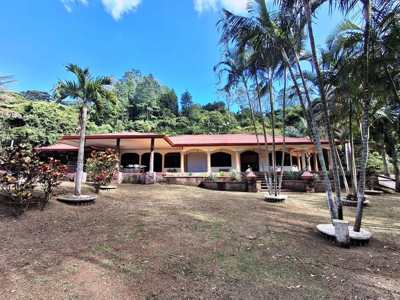 REDUCED $400K! Paddle Tennis and Pool!: NEW! Private Estate, Pool an 3 New Tennis Courts