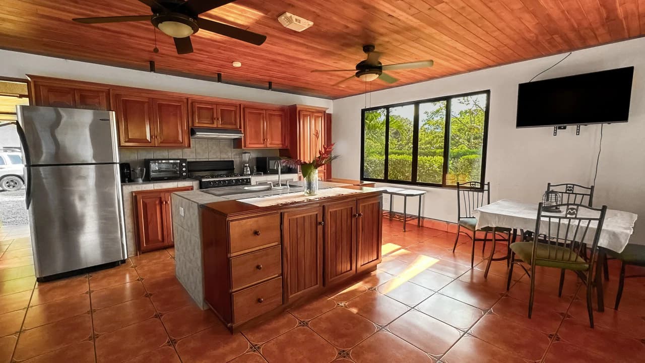 MOUNTAIN VIEW PARADISE WITH PRIVACY - 5 MINUTES AWAY FROM THE BEACH AND AMENITIES: Mountain House For Sale in Ojochal - photo 3