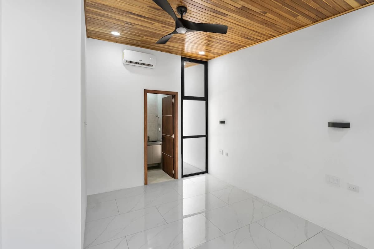 Casa Solana: Brand-New Modern Home in Palm Beach Estates, 2-Minute Walk to the Beach! - photo 20