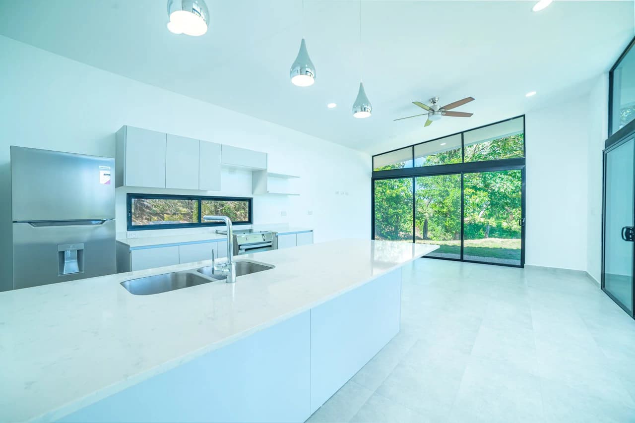 Seaside Bliss: 2-Bedroom Home with Pool, Close to Pristine Beaches - photo 3