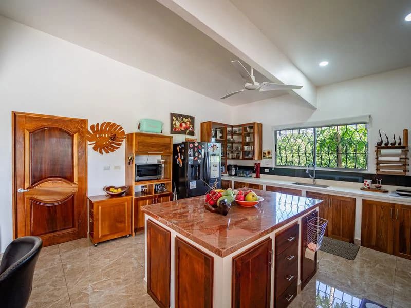 Casa Koi: Luxury 3-Hectare Hilltop Property with Stunning 360° Mountain Views, Main Home, Guest House & Workshop, Minutes from Samara - photo 12