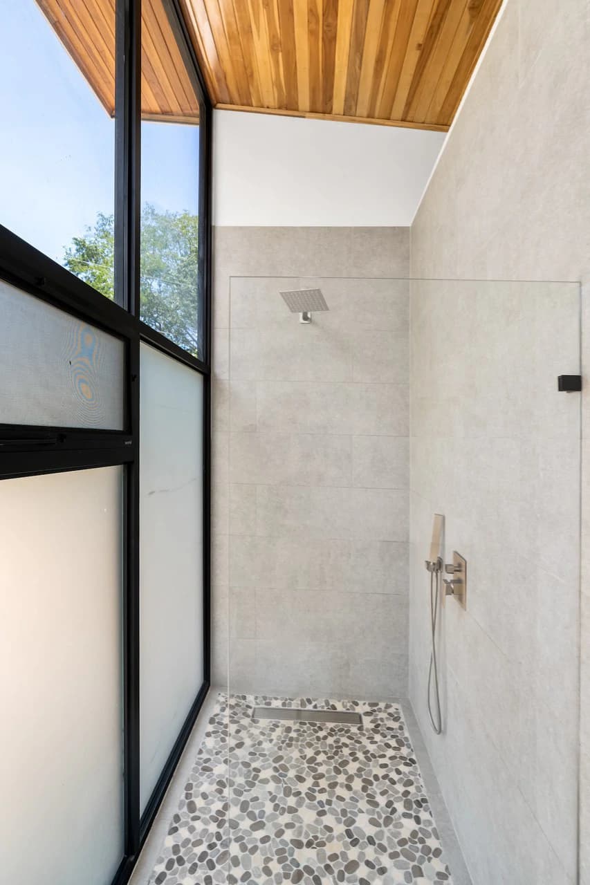 Casa Solana: Brand-New Modern Home in Palm Beach Estates, 2-Minute Walk to the Beach! - photo 12