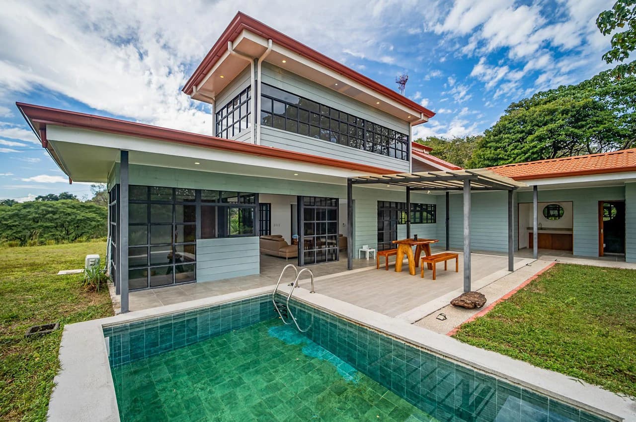 Casa Bhally: Ocean/Mountain View Hill Top Indonesian 4Bed 3Bath Retreat Home
