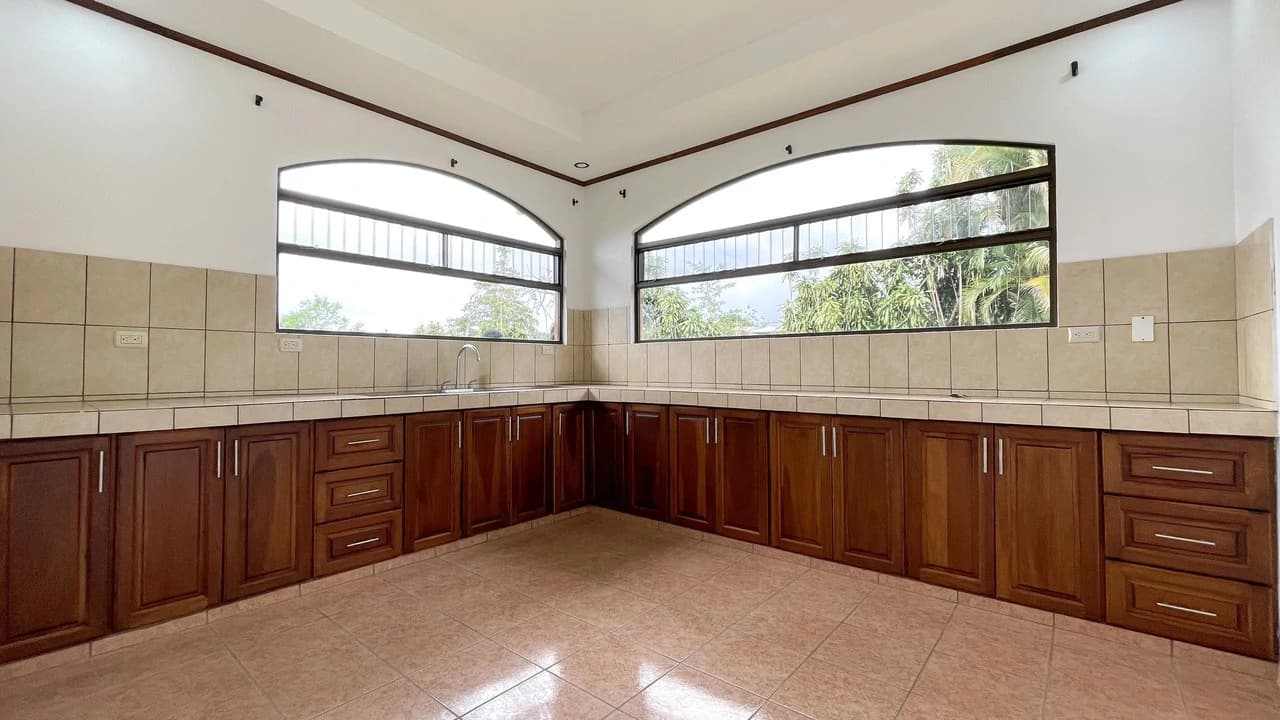 House for Sale in San Isidro, Grecia – 3,359 m² Lot with View - photo 5