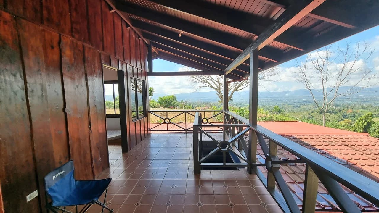 CASA SANTA ELENA: BEAUTIFUL HOUSE FOR SALE, WITH AMAZING VIEWS, 4 BDRM IN THE HEART OF SANTA ELENA - photo 4