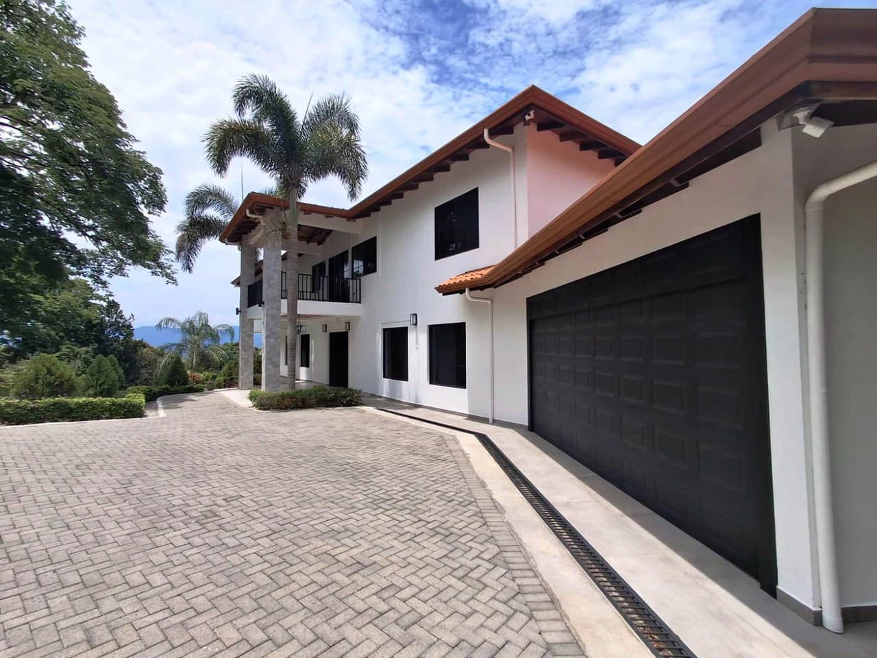 Move - In Ready Mansion: Impressive Luxury Smart Home with Pool - photo 4