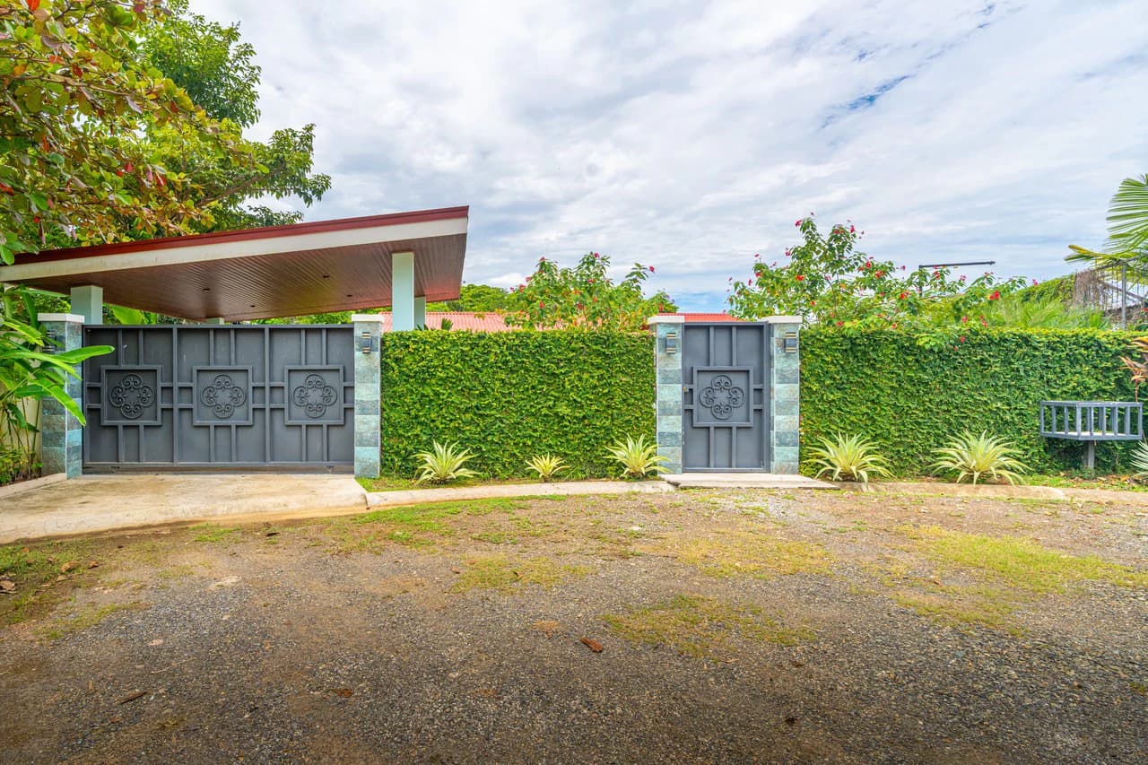 Villa Esmeralda: Big Pool. Big Lot. Big Lifestyle. Central Uvita, Walk to Everything! - photo 4