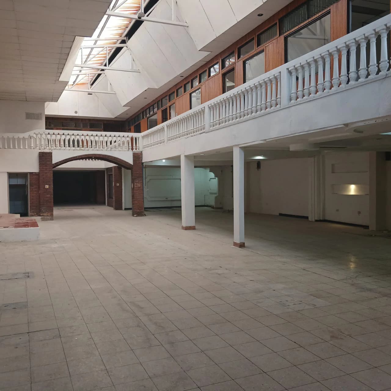 Downtown Hotspot...: Commercial Center close to Central Park - photo 2