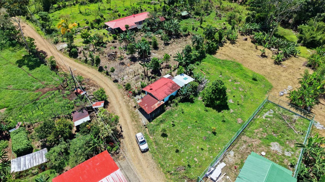 RURAL HOME IN PEACEFUL ENVIRONMENT AT PLAYA VERDE, SANTA ELENA 206 SQM LOT - photo 15