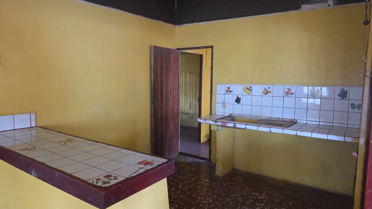 Typical Tico House for sale, 3-bedroom homestead in a prime location in Playas del Coco, on the main road to Ocotal - photo 4