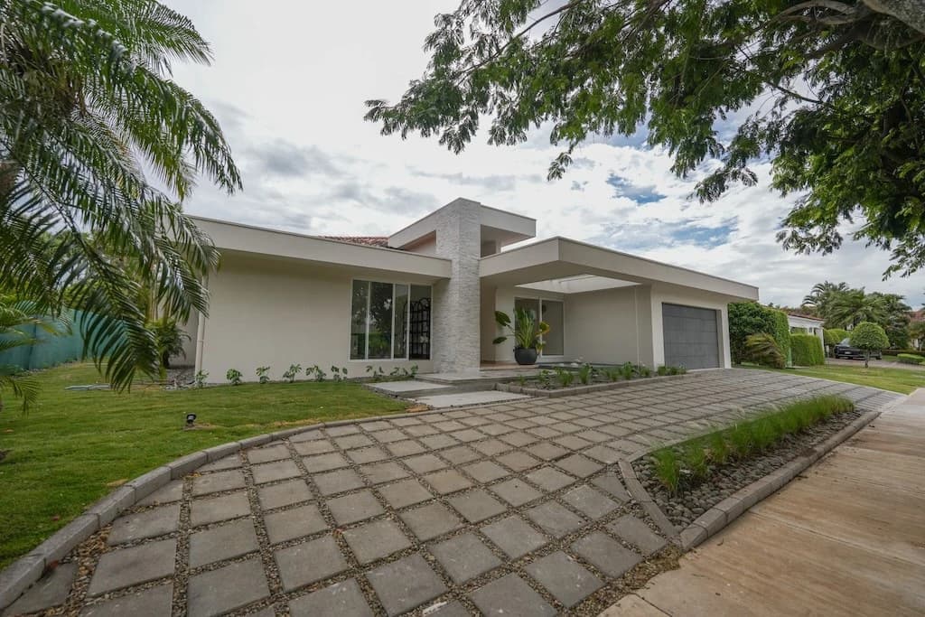 House For Sale in Lindora