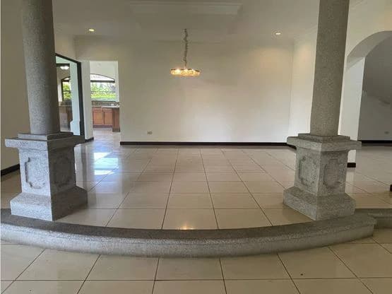 Stunning two-story house in exclusive condominiums in Santa Ana - photo 4