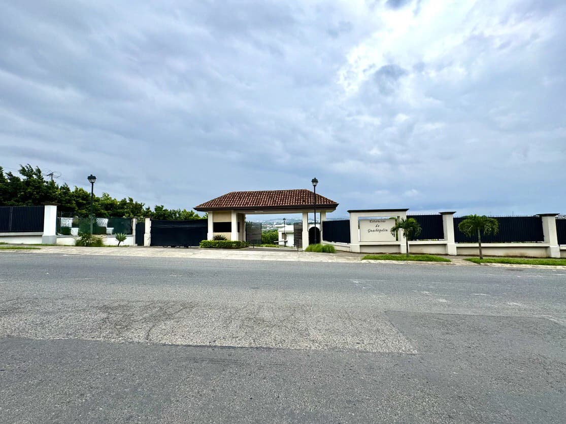 401 m² for Contemporary Home