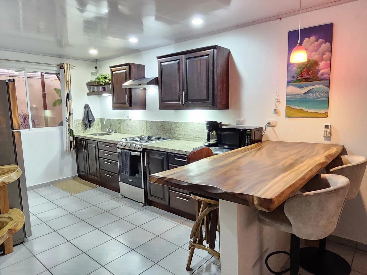 Artistic in Jaco- Quiet and Private 4br/2ba: Walk to the beach, stores, restaurants and the famous Jaco nightlife!