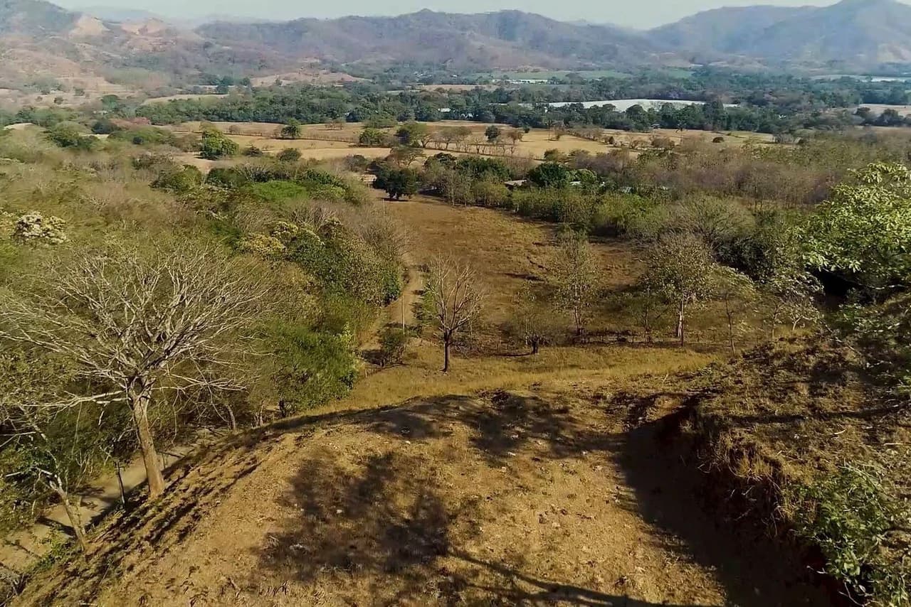 Finca Las Nubes: Amazing 75 Hectare / 185 Acre Finca, with a 300 m2 Main Home and Pool Built above the Clouds - photo 24