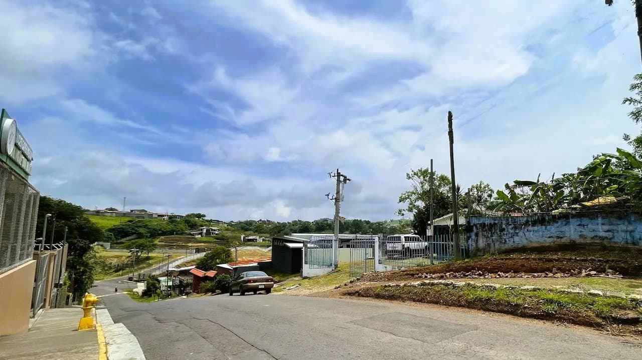INVESTMENT: HOUSE & LARGE LOT IN SAN ISIDRO, SAN RAMON: House For Sale in San Ramón - photo 12