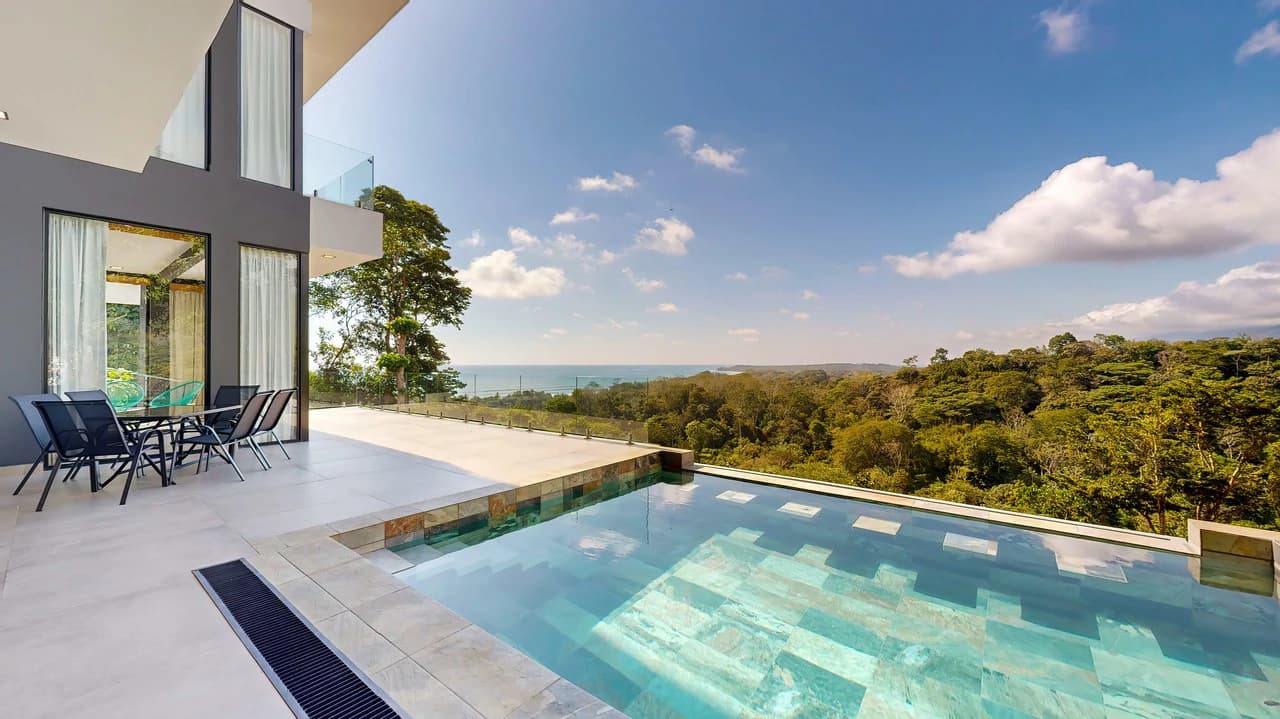 LUXURY PROPERTY WITH STUNNING OCEAN VIEWS IN UVITA, COSTA RICA. A GREAT INVESTMENT!: Mountain House For Sale in Uvita - photo 15