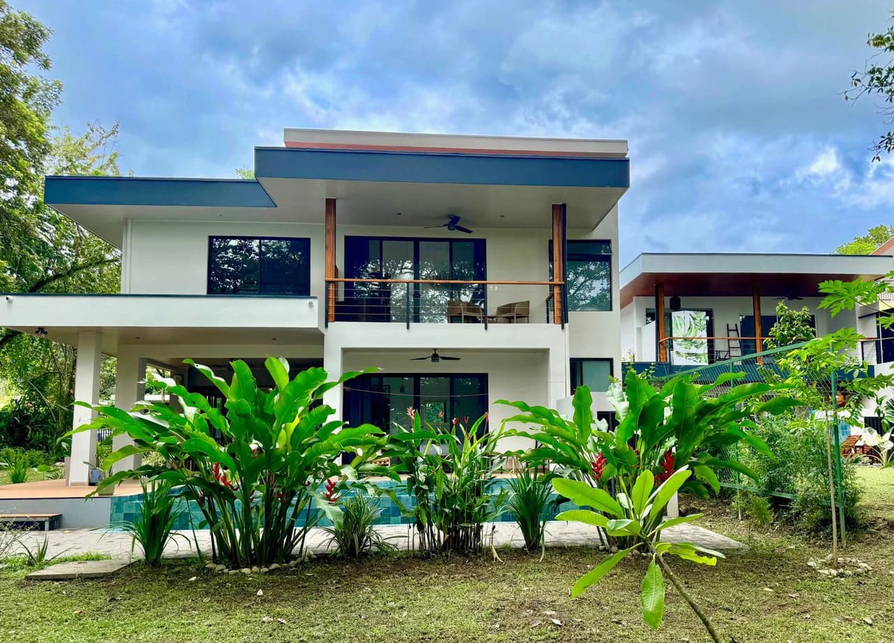 0.17 ACRES – 3 Bedrooms, Brand New Luxury Home in Uvita, Minutes From Beaches and Services, Wooded Lot, Year Round Stream, Private And Fully Furnished, Ready to Move!!! - photo 5