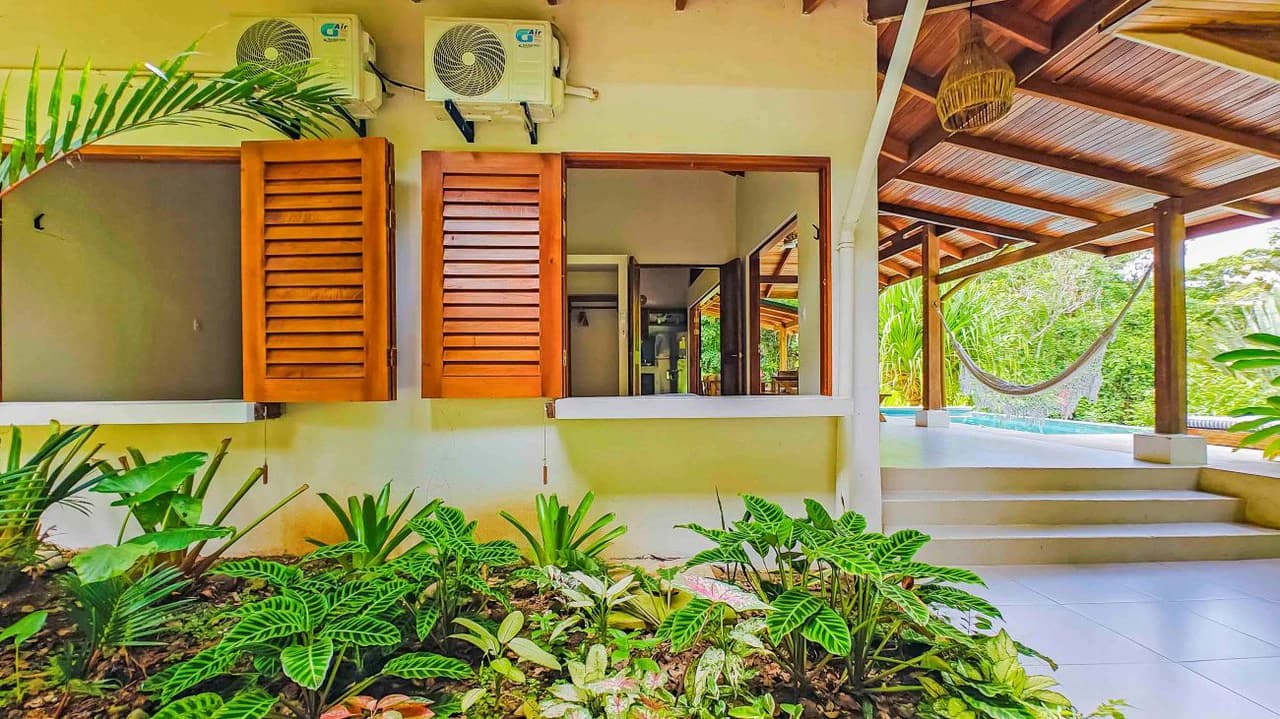 ID 498 - 3 Bd/3Ba w/Pool on 21,000m2 Lot, Punta Uva: Hilltop Estate with Expansive Outdoor Living, Infinity Pool, and Solar Power on 2.1 Hectares of Titled Land - photo 4
