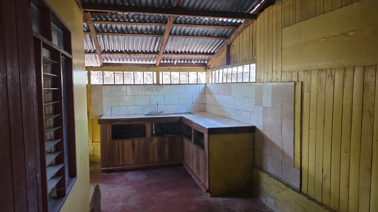 Typical Tico House for sale, 3-bedroom homestead in a prime location in Playas del Coco, on the main road to Ocotal - photo 10