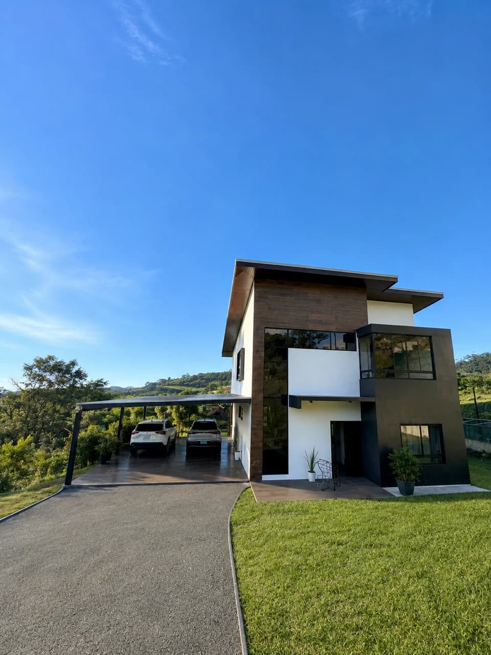 Casa 40 Grecia: Modern 4-BR Country Estate in Grecia | 4-Car Covered Garage, Solar Hot Water, First-Floor Bedroom & River Trails