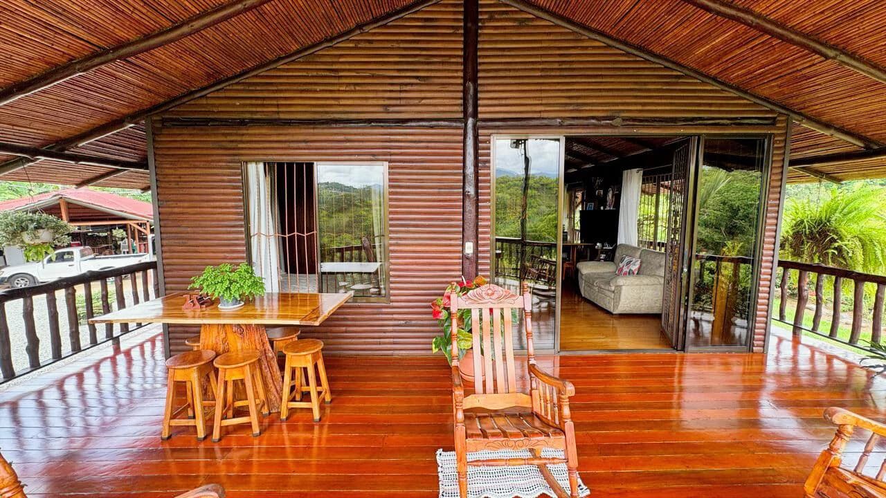 Charming Hardwood Cabin with Fruit Garden Near San Isidro - photo 18
