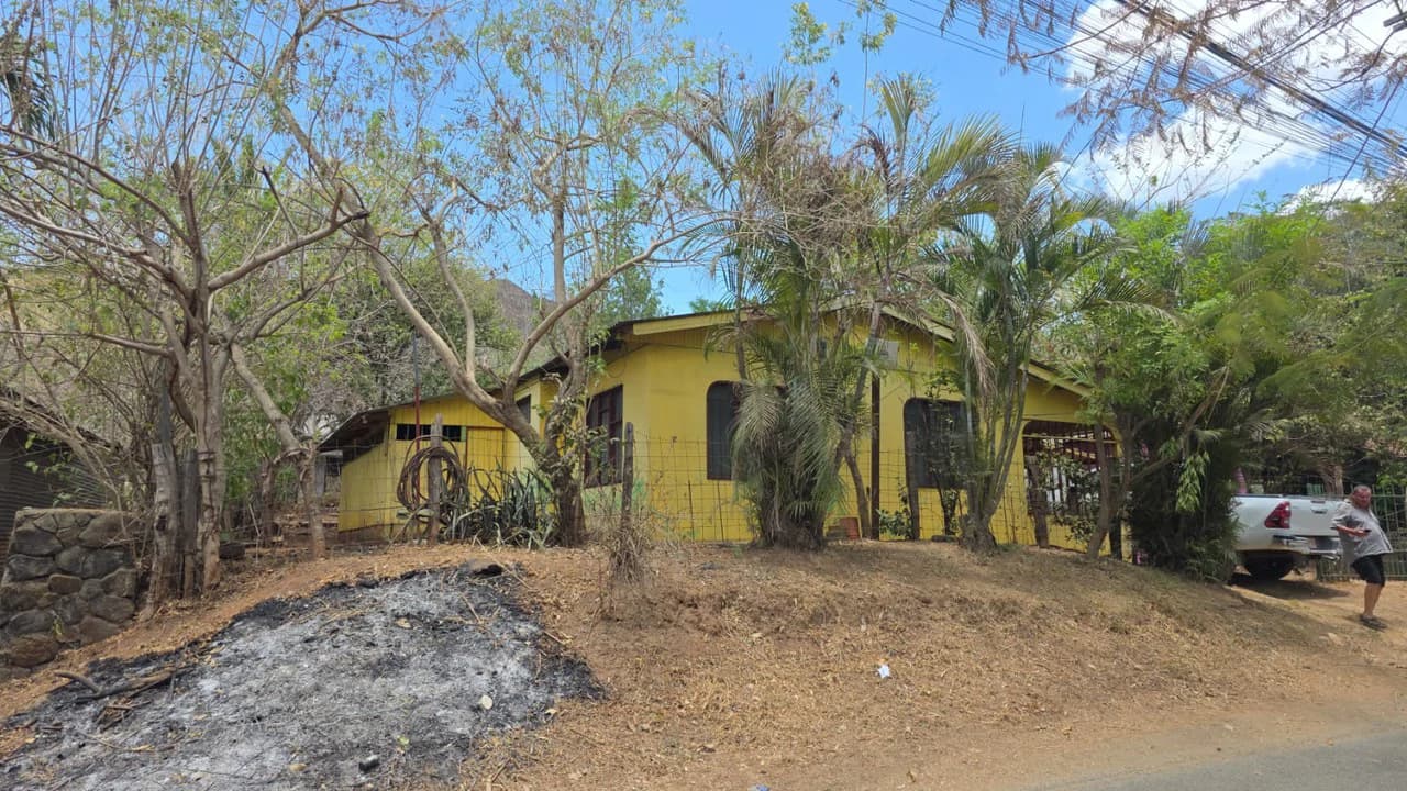 Typical Tico House for sale, 3-bedroom homestead in a prime location in Playas del Coco, on the main road to Ocotal - photo 8