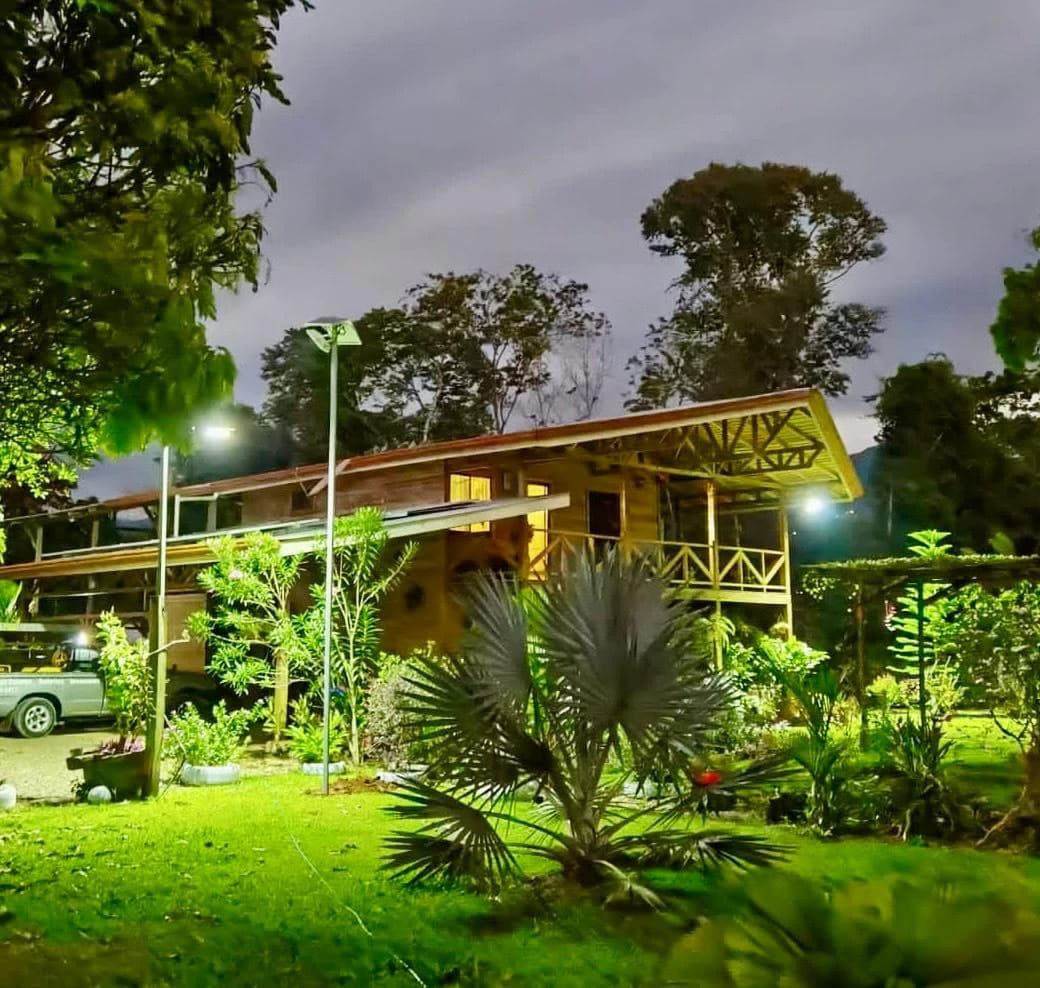 Charming Country Farmhouse with Profitable Ornamental Plant Farm: Great location near La Fortuna and Ciudad Quesada