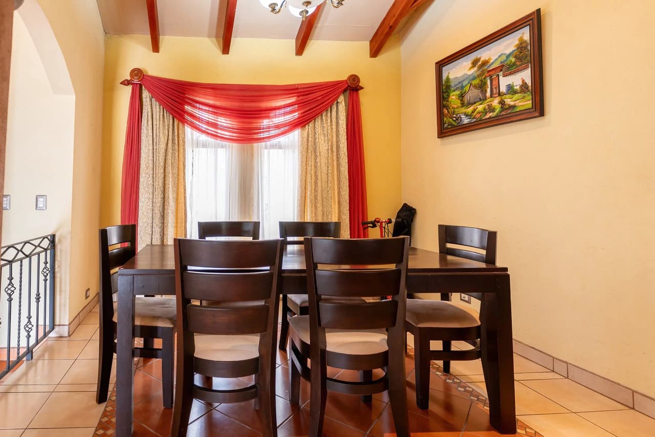 Spacious 5-Bedroom Colonial Home with 4 Bathrooms | La Bonita, Rivas - photo 3
