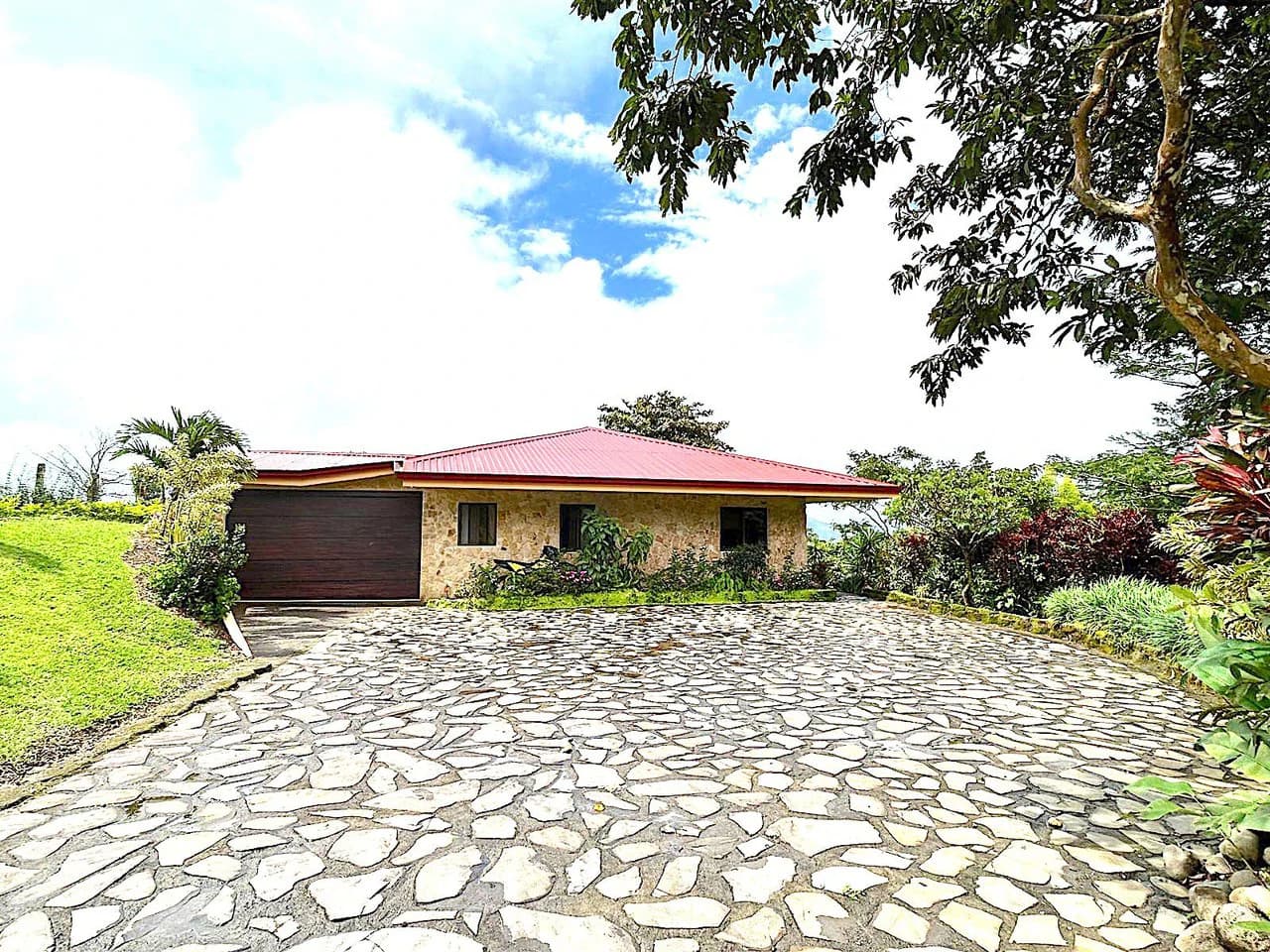 VILLA PIETRA: CAPTIVATING LAKE ARENAL ESTATE WITH GUEST CASITA - photo 2