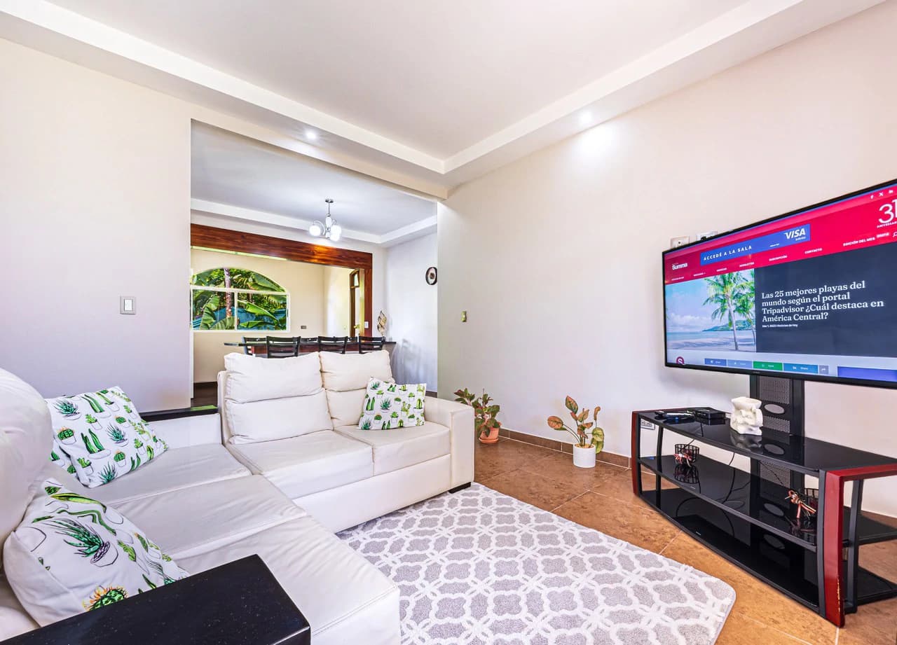 Exceptional 5-Bedroom Residence on Los Laureles Street – Prime Location & Versatile Layout - photo 7
