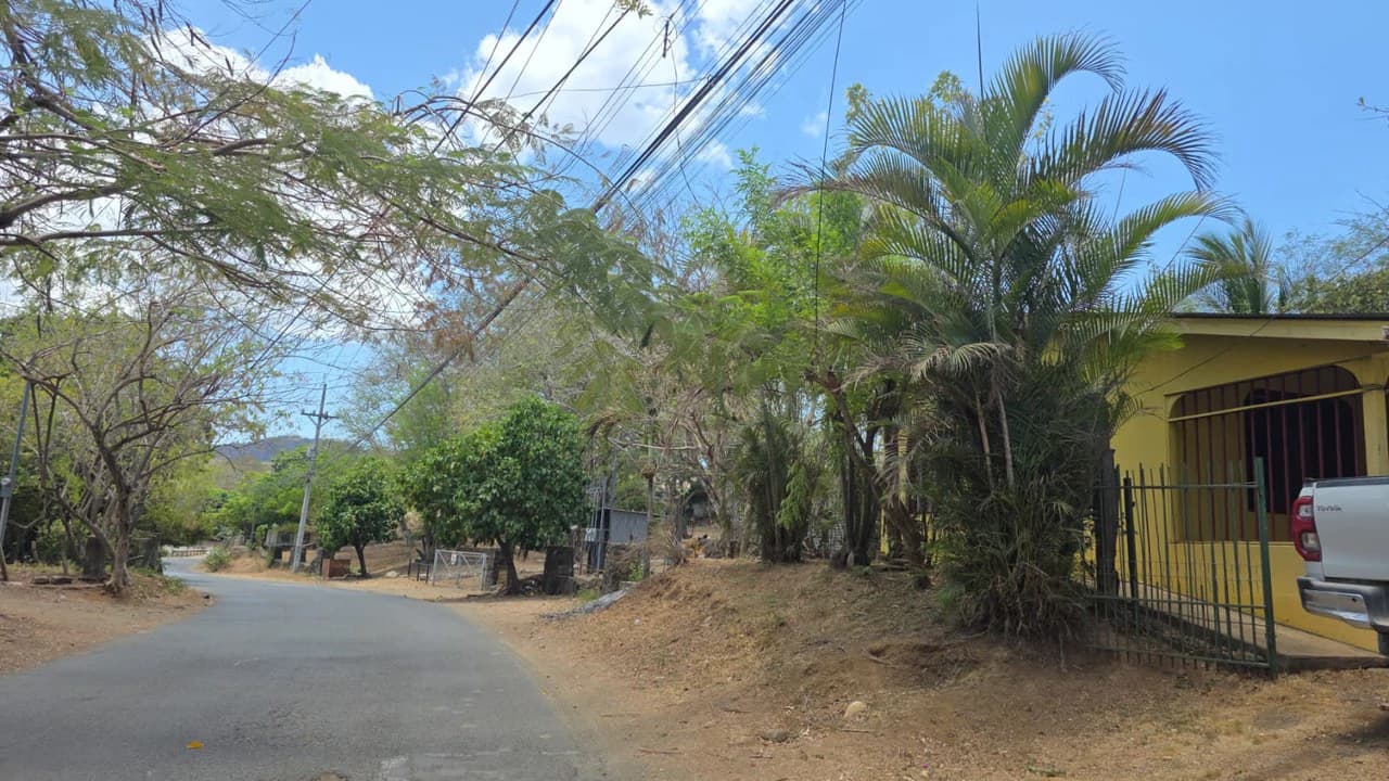 Typical Tico House for sale, 3-bedroom homestead in a prime location in Playas del Coco, on the main road to Ocotal - photo 9