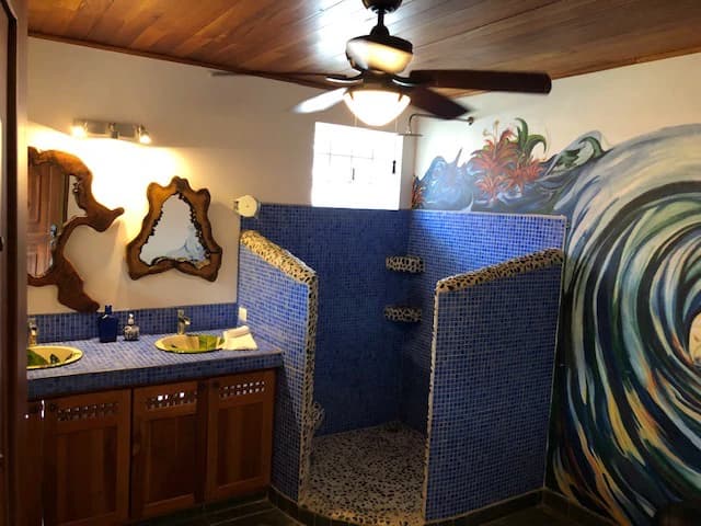 0.1 ACRES – 6 Bedroom Home with Pool In Main Street Dominical, PRIVILEGED LOCATION, WALK TO THE BEACH!!!: Near the Coast House For Sale in Dominical - photo 12