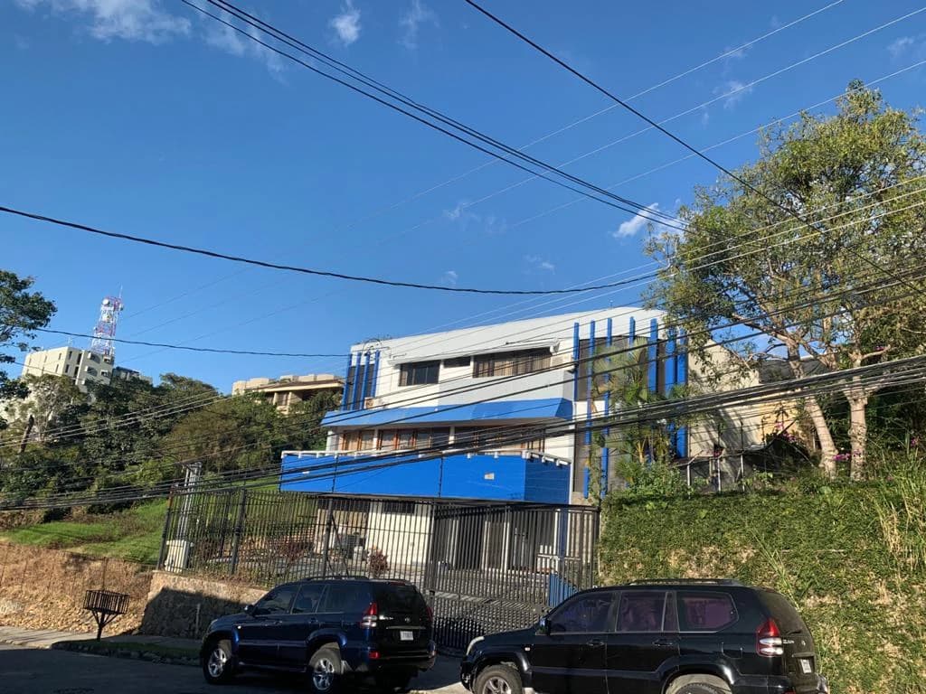 Building in Los Yoses - Three-level ready-to-operate