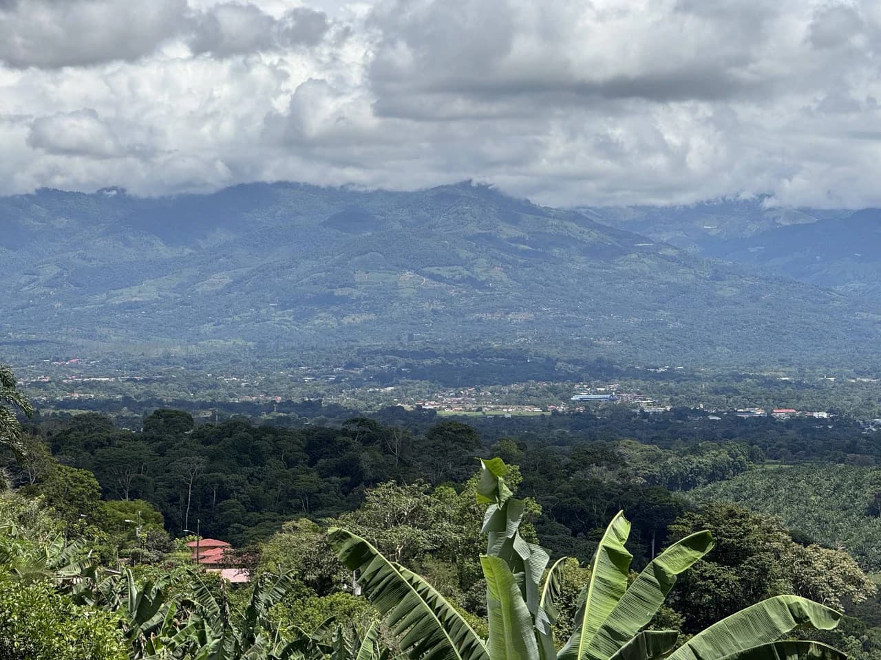 Prime 40,000 Sq. Ft. Building Lot with Mountain & Valley Views in Pérez Zeledón - photo 4