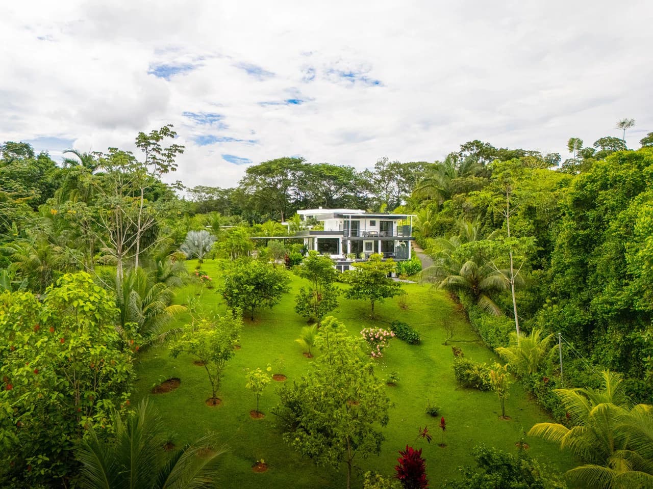 Outstanding Garden Treasure in Ojochal, Modern 4 bedroom on 1 acre - photo 4