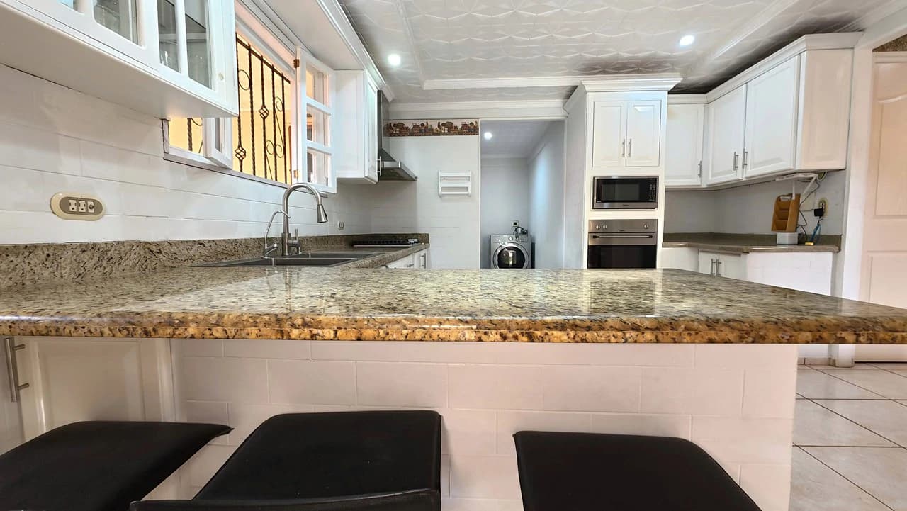 HOUSE FOR SALE, LOCATED IN THE CENTER OF PEREZ ZELEDON: Elegant and spacious turnkey house for sale in the center of Perez Zeledon - photo 23