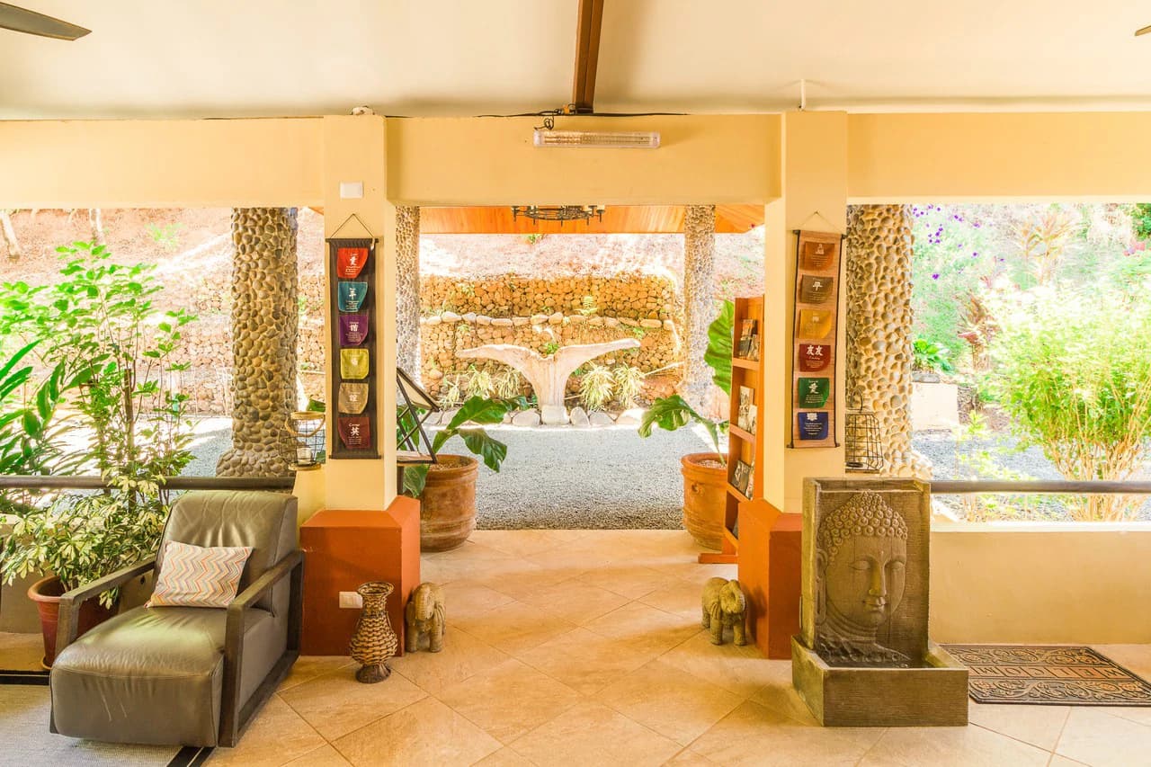 Popular 20-room Boutique hotel /retreat. Stunning ocean views - photo 32