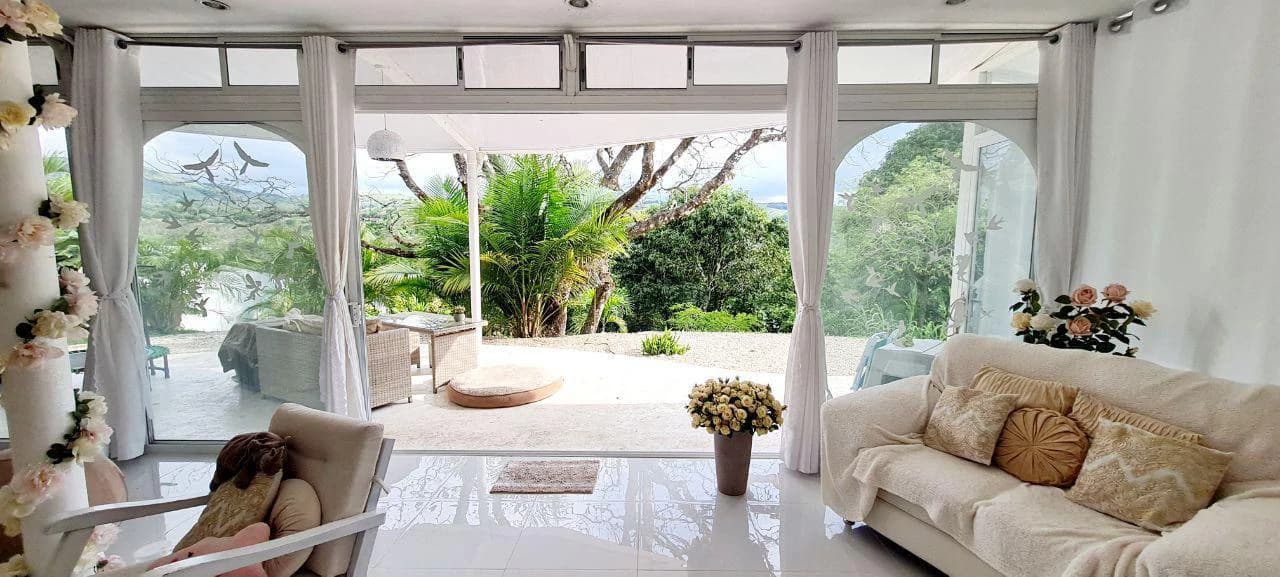 VILLA VIDA TRANQUILA - Modern Bright Home just above Lake Shore - photo 1