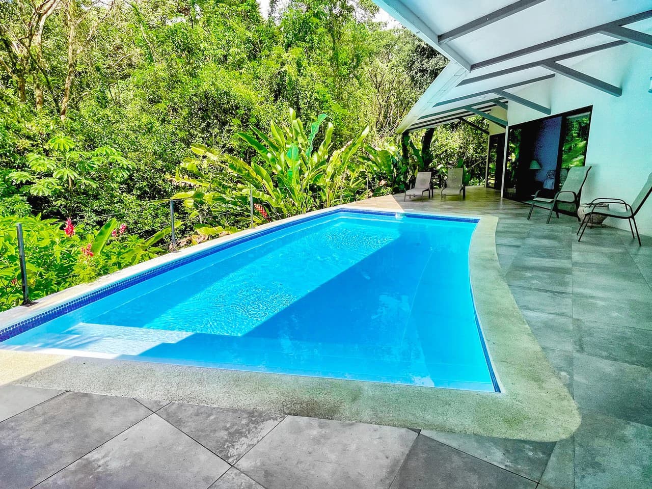 2.24 ACRES – 7 Bedrooms Ocean View Boutique Hotel With Two Pools, 5 Minutes to Uvita, Multiple Rental Options!! - photo 22