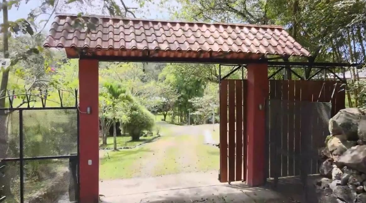 Finca Bambu: DEAL! Unique Luxury Chalet, Guest house and Pool! - photo 2