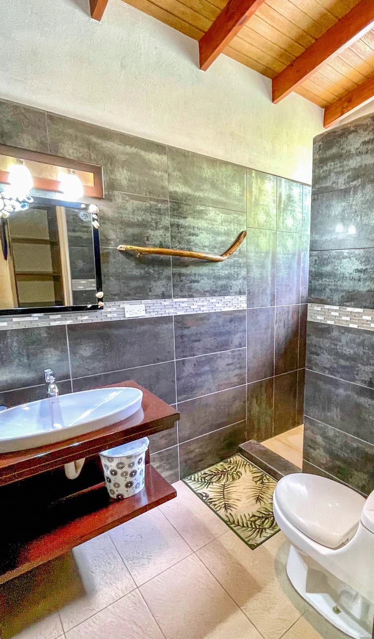 2.24 ACRES – 7 Bedrooms Ocean View Boutique Hotel With Two Pools, 5 Minutes to Uvita, Multiple Rental Options!! - photo 19